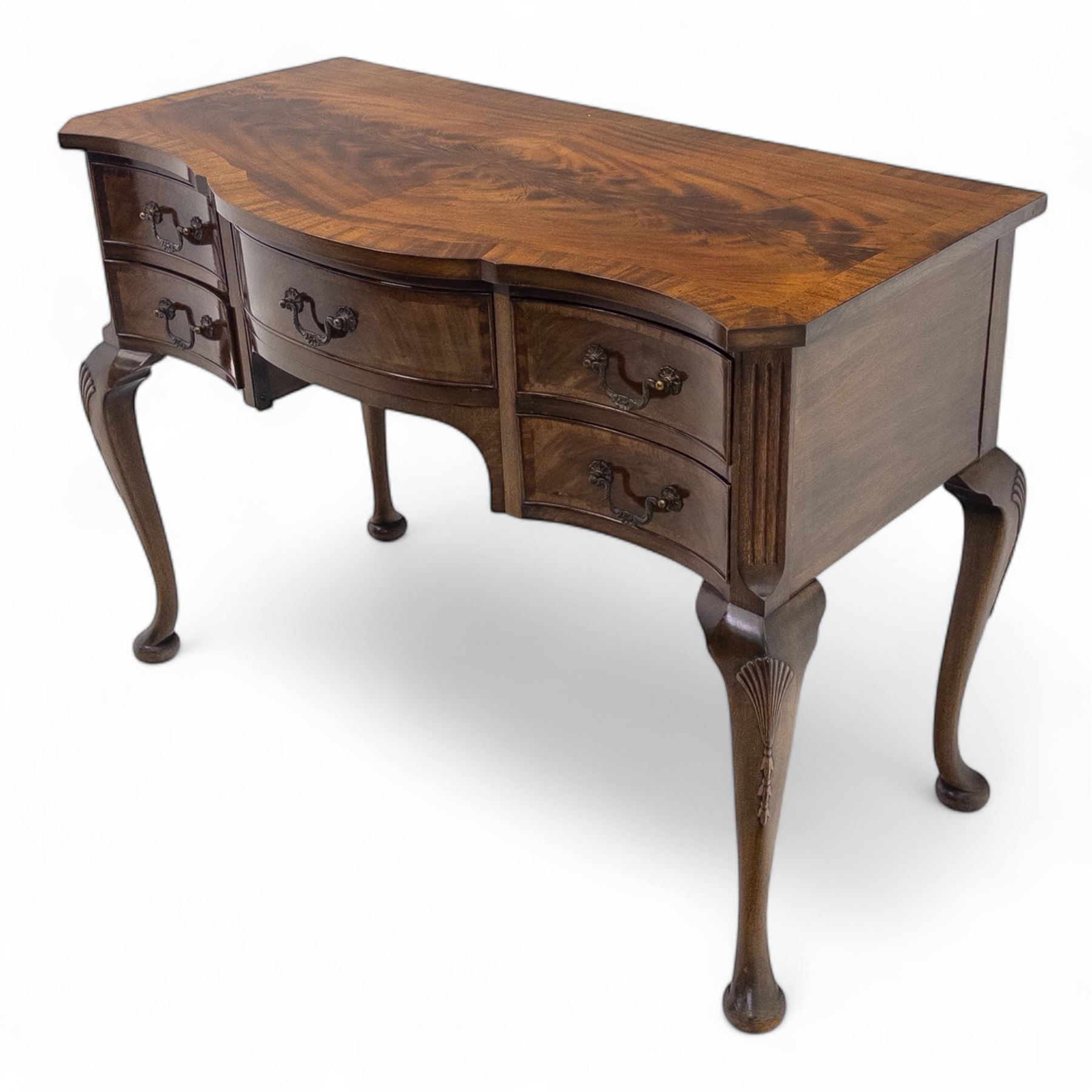 20th century figured walnut serpentine dressing table, moulded top with book-matched veneers over an arrangement of five drawers fitted with brass swan neck handles, on cabriole supports with shell carved knees