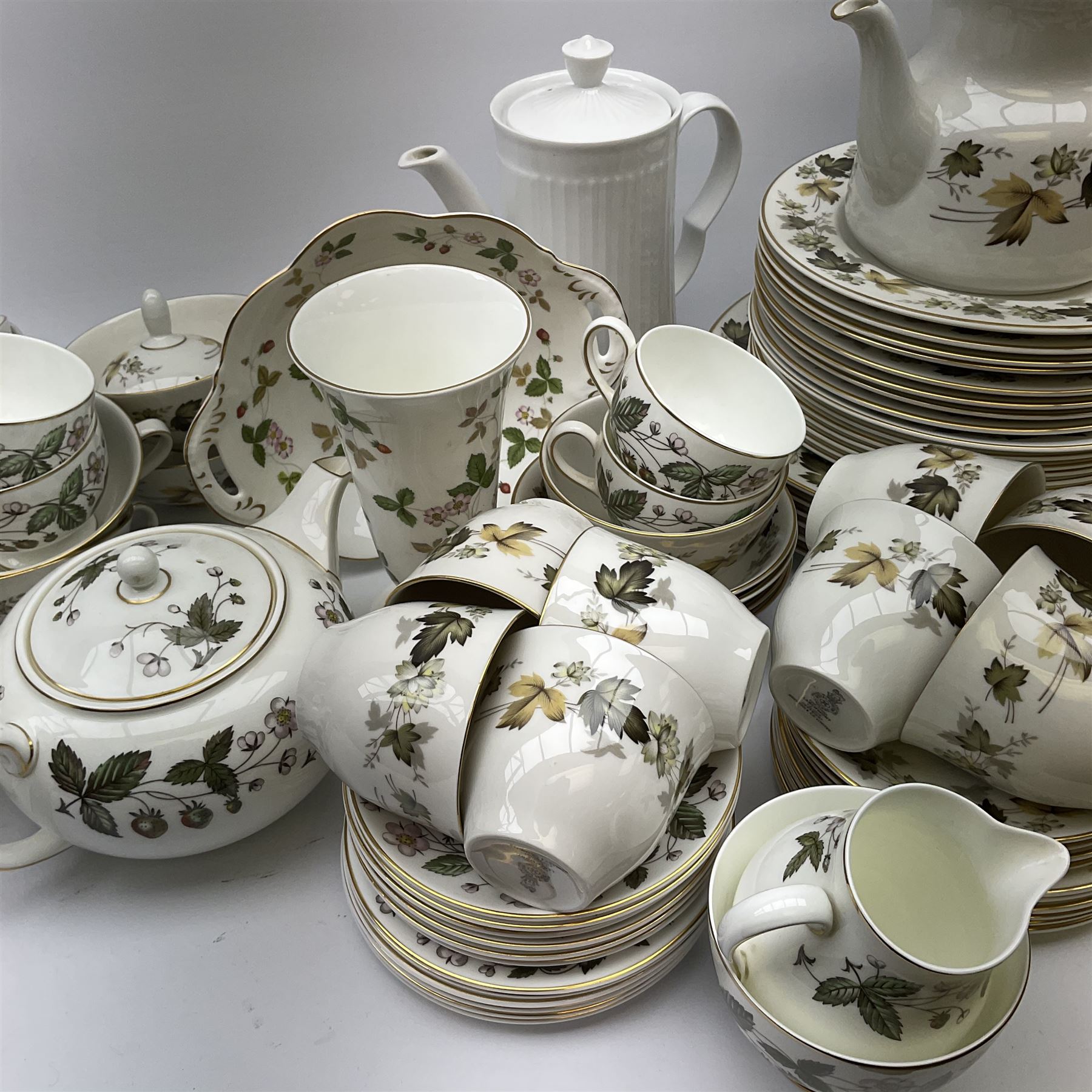 Royal Doulton Larchmont pattern tea and dinner wares, comprising teapot