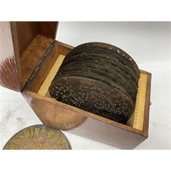 Early 20th century polyphon in simulated rosewood case with side cranking handle, thirty-two tooth comb and pictorial card to lid L19cm; with eighteen 16.5cm discs in oak box