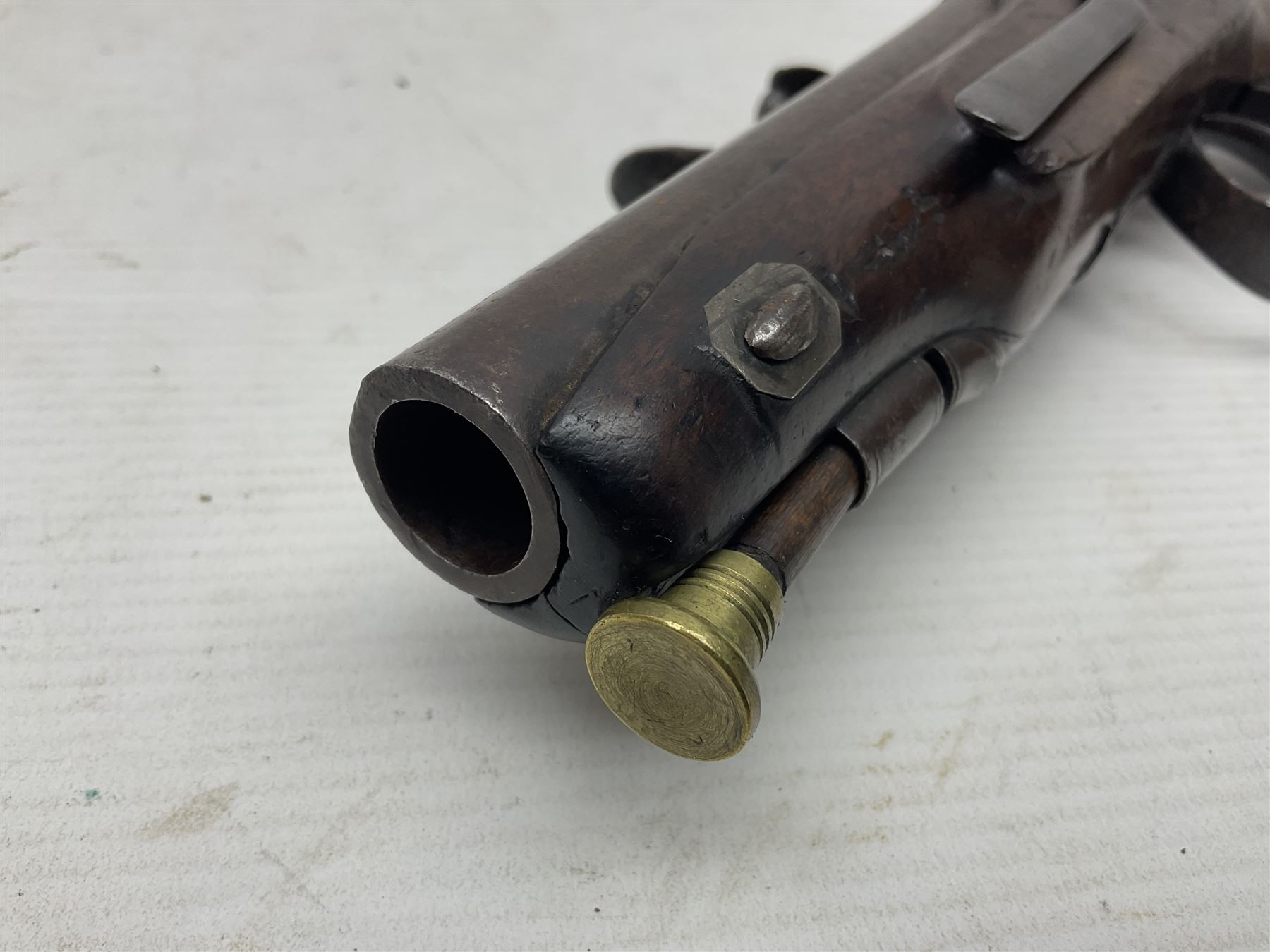 Early 19th century Wm. Hollis flintlock belt or pocket pistol, approximately 20 bore, the 10cm barrel with ram rod under, engraved lock plate with maker's name and roller frizzen, engraved trigger guard with pineapple finial and walnut stock with chequered grip L25cm overall