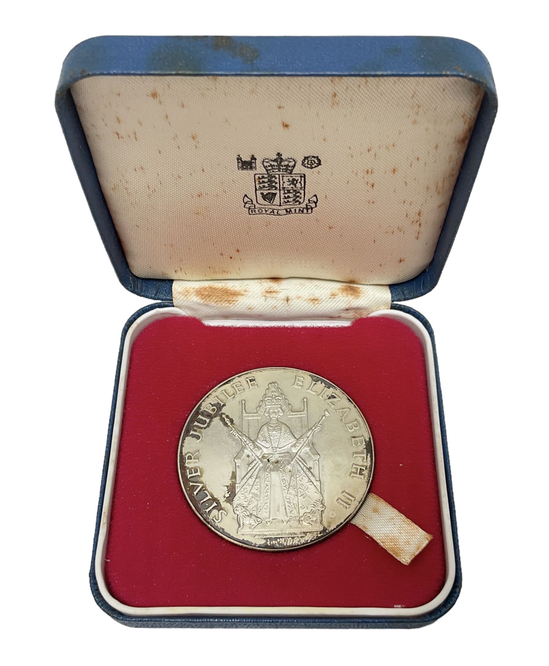 Queen Elizabeth II silver jubilee 1952 - 1977 sterling silver hallmarked medallion, cased