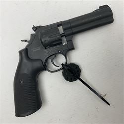Umarex Smith and Wesson model 586-4 .177 air pistol serial no.S074938959 with circular 10-shot magazine L29cm  NB: AGE RESTRICTIONS APPLY TO THE PURCHASE OF AIR WEAPONS.