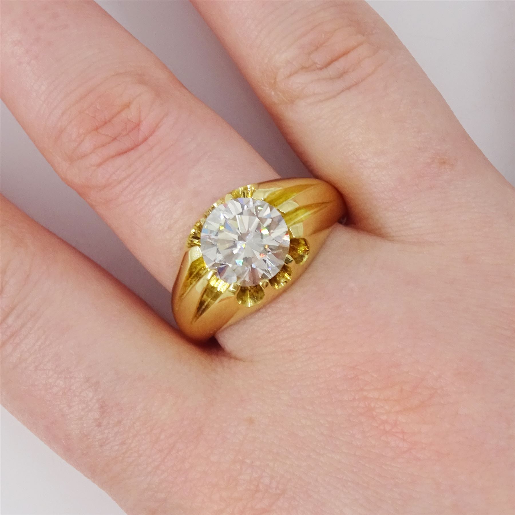 18ct gold diamond ring, ten claw set with a single round brilliant cut diamond of approx 2.75 carat, London 1976