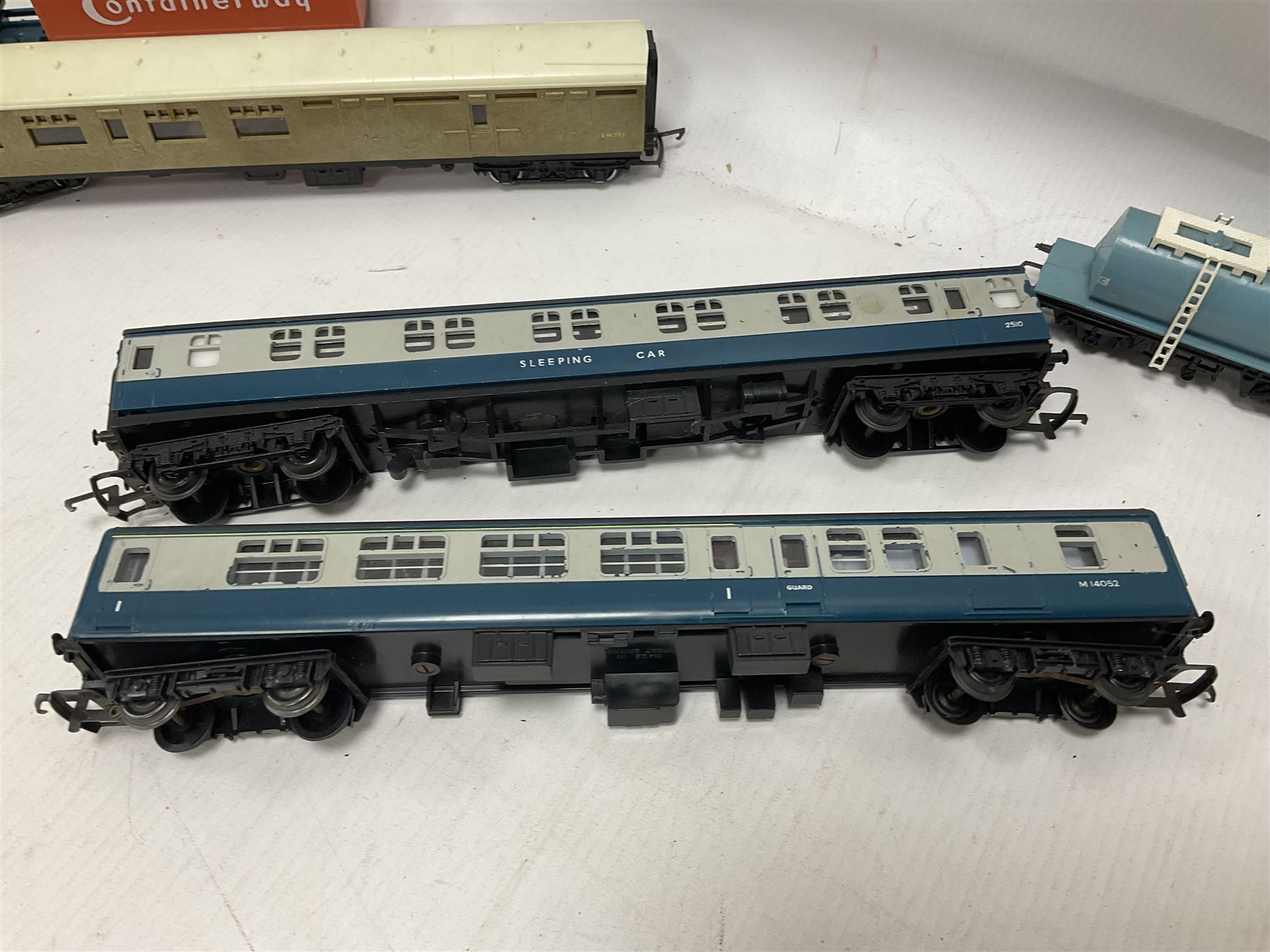 Hornby/Tri-Ang ‘00’ gauge - eight various coaches and eighteen goods wagons; all unboxed (26)