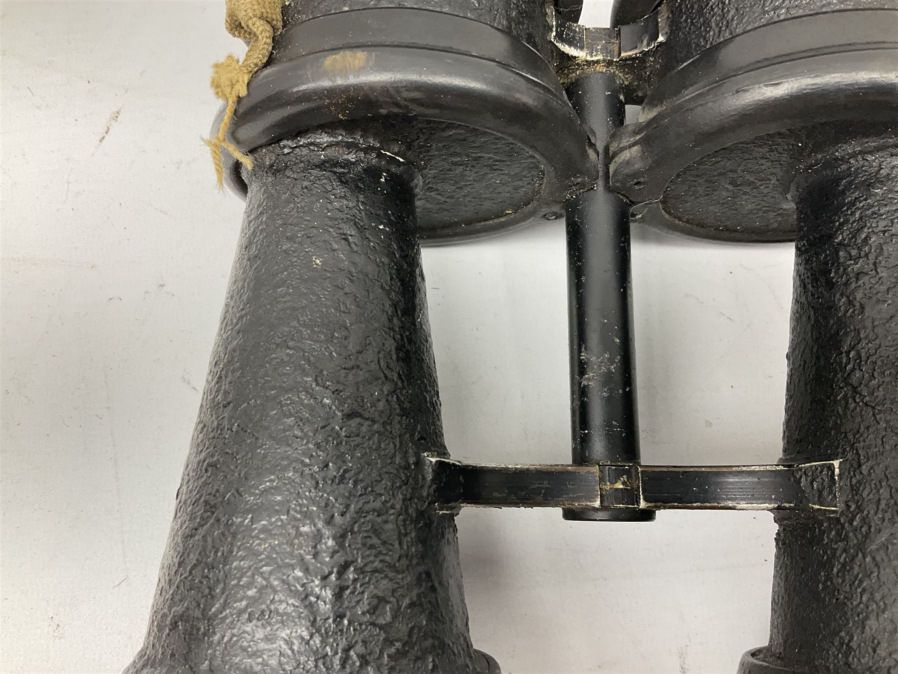 Pair of WWII German U-boat binoculars probably 7 x 50 by Leitz, with rubber eye piece protector covers and leather case stamped with Kriegsmarine mark to the lid and dated 1944, with leather strap.