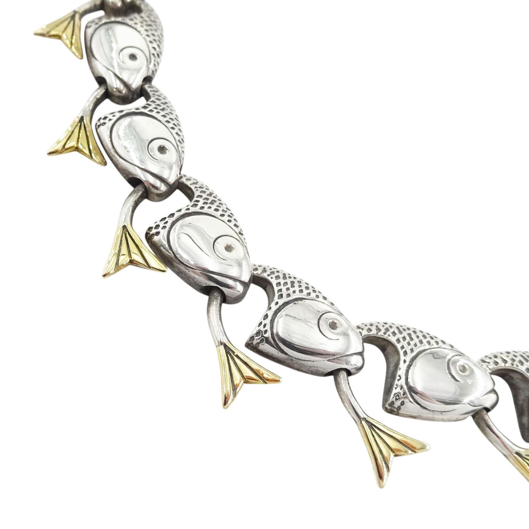 Brett Payne silver and 9ct gold fish necklace, twenty-five links each with silver fish heads and 9ct gold tails, Sheffield 1999, boxed