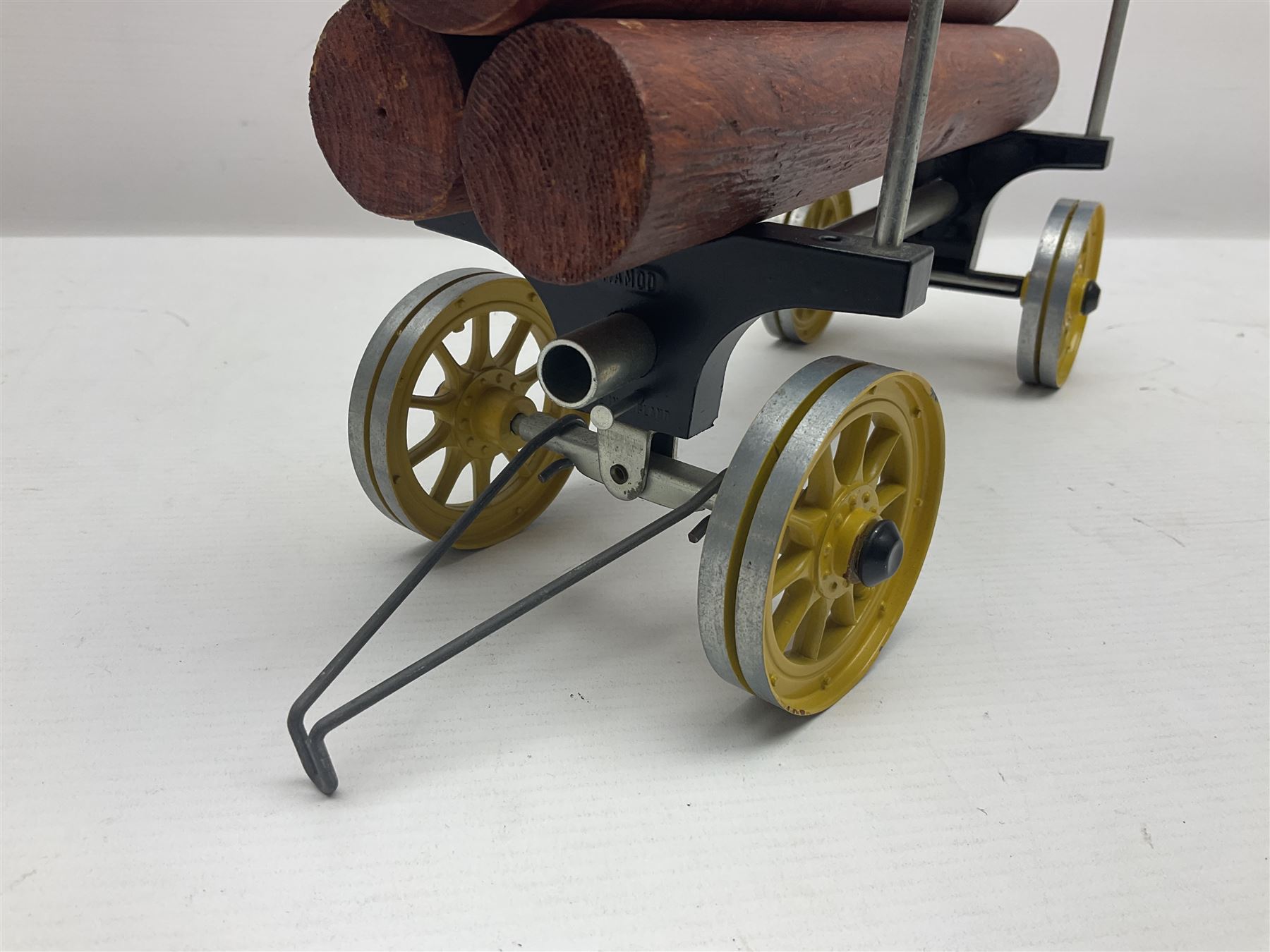 Mamod steam traction engine with log wagon and load, finished in black and yellow, with burner, total L60cm; and MSS live steam 0-4-0 tank locomotive on track section (4)