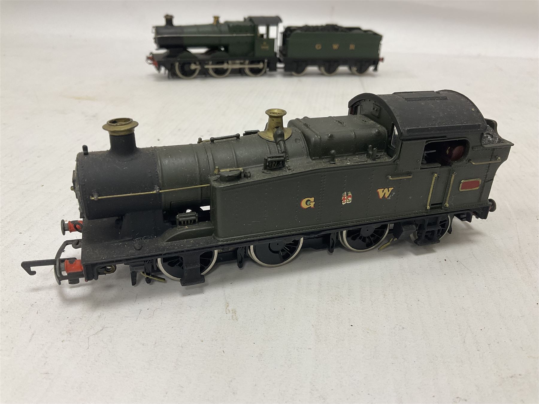 Mainline Railways ‘00’ gauge - Class J72 0-6-0T no.581 in LNER green; Class 43XX 2-6-0 no.2358 in GWR black; Class 2251 0-6-0 locomotive and tender no.3205 in GWR green; Class N2 0-6-2T no.4744 in LNER black; Class 56XX 0-6-2T locomotive; one plain 0-6-0 Tank locomotive (6) 