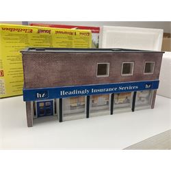 Hornby '00' gauge Skaledale/Bachmann Scenecraft - ten trackside buildings/accessories including 44-210 Low Relief Multi-Storey Car Park, R8737 Small Gasholder, R9667 GWR Engine Shed, R9674 Dent Snow Huts, R9709 'Headingly' Insurance Office, R8569 Canal bridge, R8584 Loading Bay Platform Pack, R8706 Retain Walls Slope 2 etc; all boxed (10)