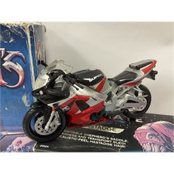 Miscellaneous toys to include Robert Harrop Fun Figurines of Captain Scarlet and Thunderbirds Braman the Robot; Thundercats Thundertank and Mumm-Ra; Stargate Mastadge Beast of Burden; various periodical issue metal figures for Star Wars, Buffy the Vampire Slayer, James Bond etc; all boxed (18)