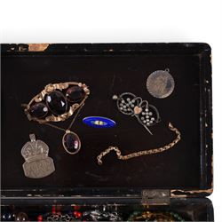 9ct gold chain links, silver ARP brooch, Victorian gilt brooch, simulated pearl necklace with 9ct gold clasp and a collection of beaded necklaces