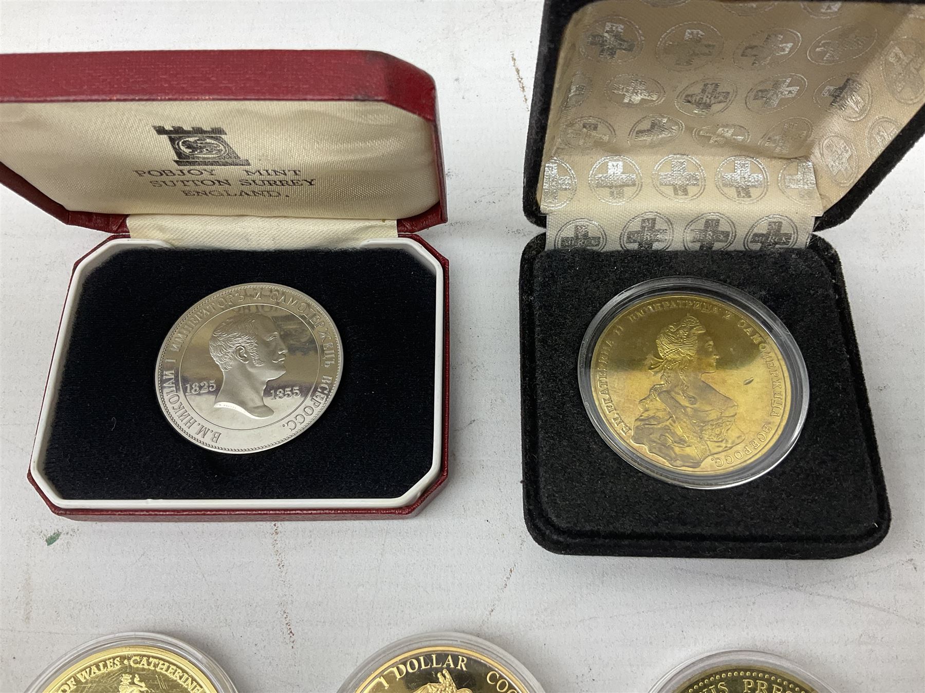 Coins including United States of America 1885 Morgan dollar, Queen Elizabeth II Bailiwick of Guernsey 20012 and 2013 five pound coins, Isle of Man Paddington Bear 2008 one crown, various other commemorative coins etc