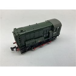 Graham Farish by Bachmann 'N' gauge - Class 31 diesel locomotive no.5826, Class 25/1 locomotive no.D5177 and Class 08 diesel shunter locomotive no.D3785 (3)