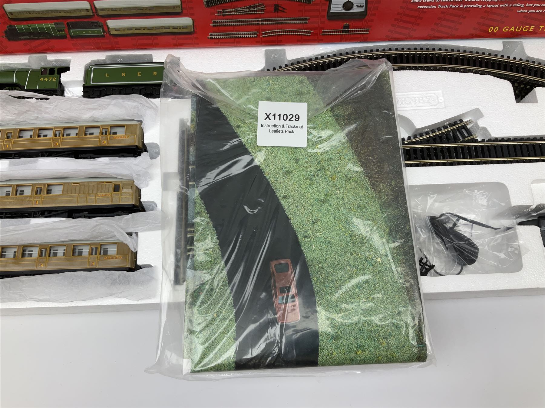 Hornby '00' gauge - Flying Scotsman electric train set with Class A3 4-6-2 locomotive 'Flying Scotsman' No.4472 and three teak style passenger coaches, boxed with TrakMat pack