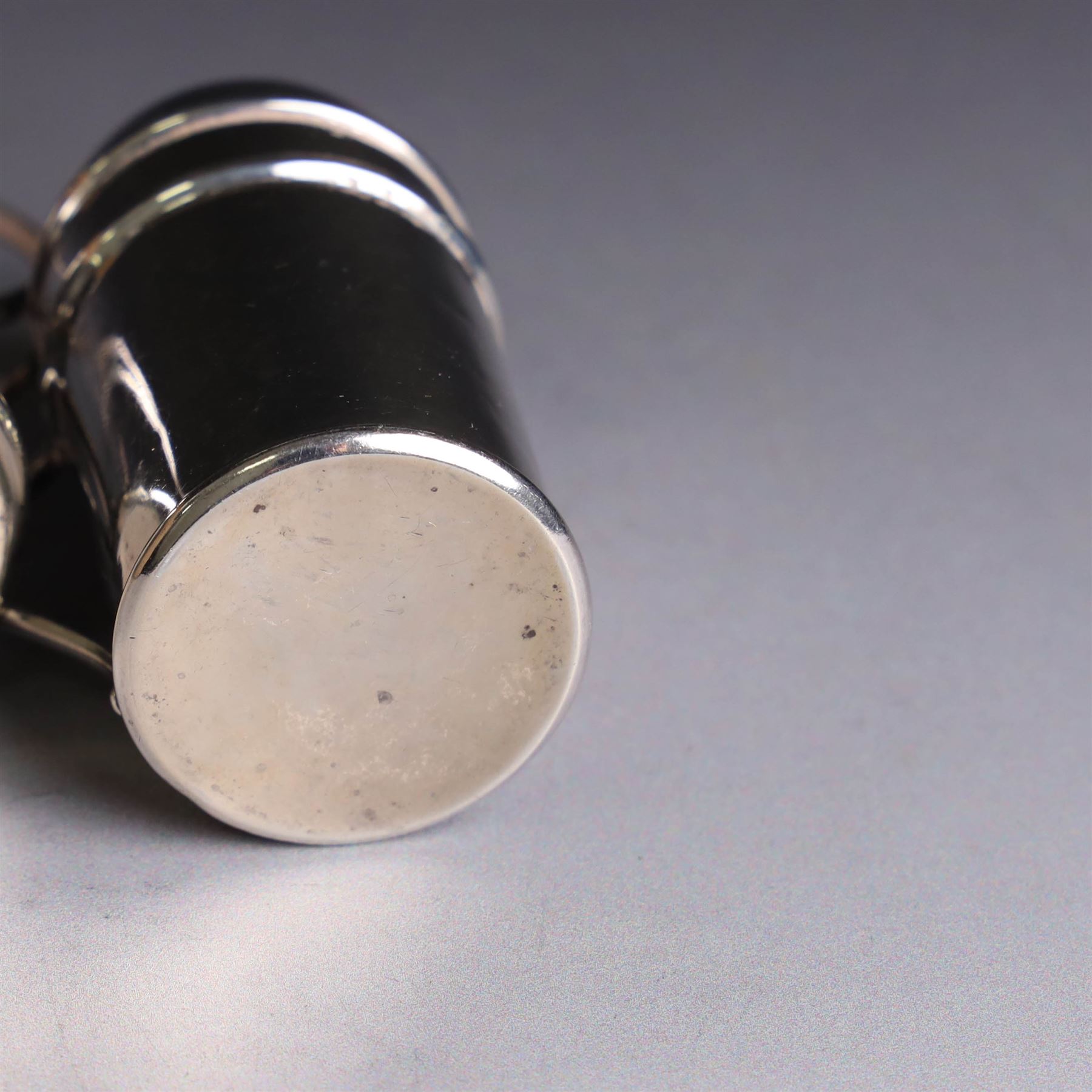 Pair of Edwardian silver muffineers, of cylindrical form with C scroll handles and removable pierced covers, hallmarked G E Walton & Co Ltd, Birmingham 1906, H6cm