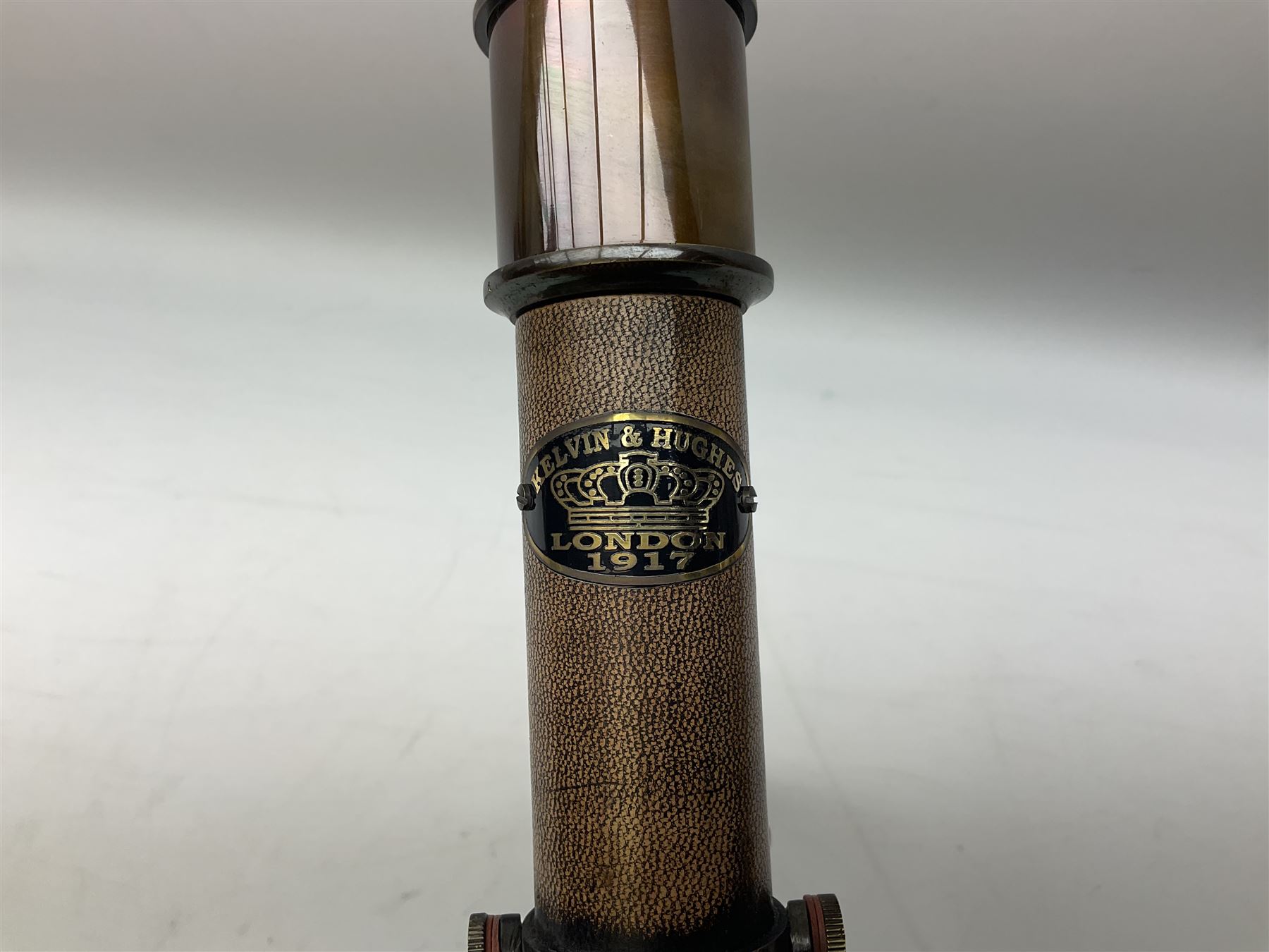 Reproduction brasses telescope on tripod stand with plaque detailed ‘Kelvin & Hughes London 1917’, H33cm