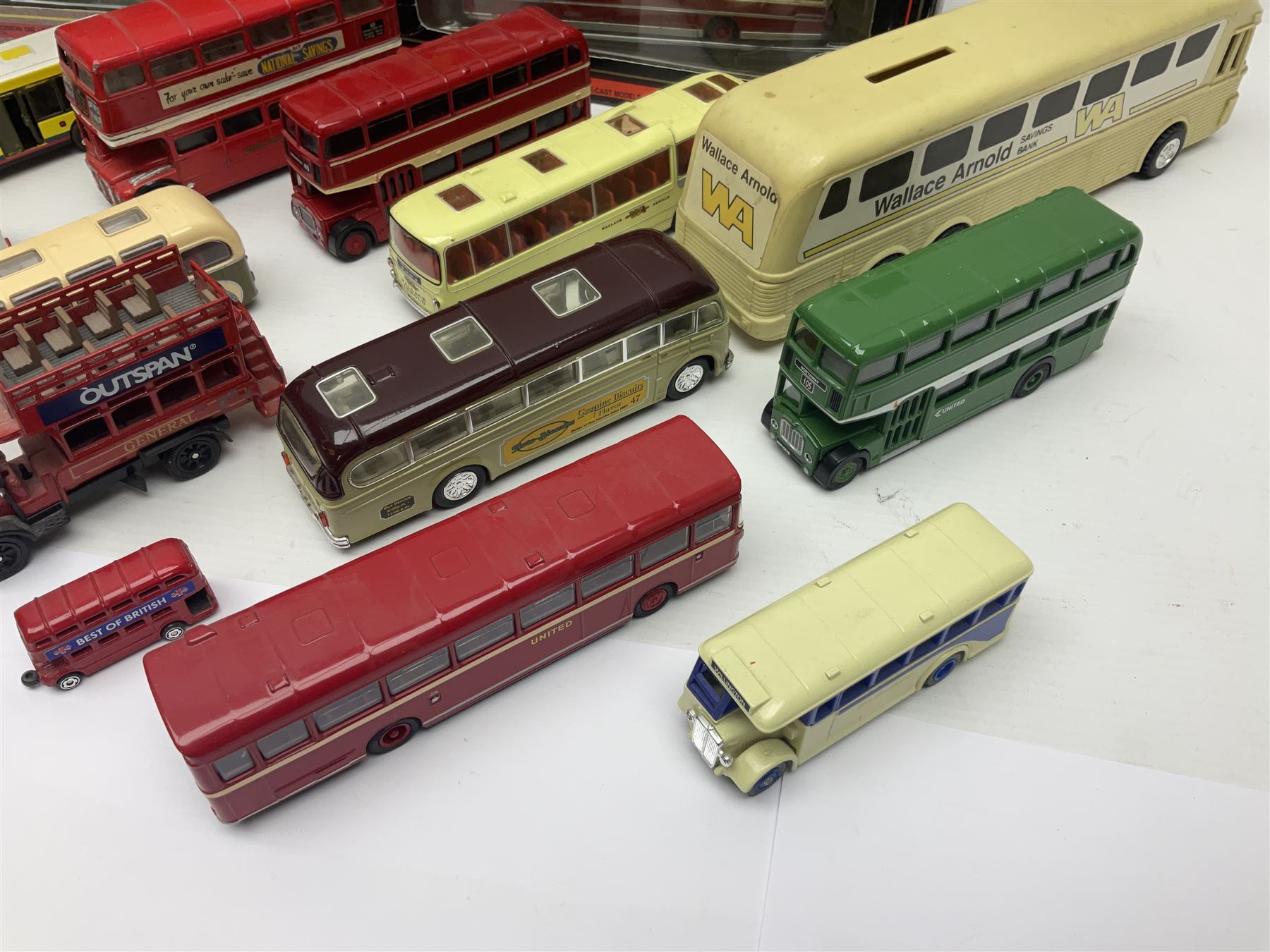 Thirty-one modern die-cast models of buses, coaches and wagons of various scales by EFE, Lledo, Oxford Die-Cast, Atlas etc, to include EFE 15702, 15704 and 15708 boxed; further models are unboxed 