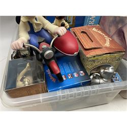 Large collection of Wallace & Gromit collectables, including four Born to Play  figures, clocks, composite figures, etc, in four boxes   