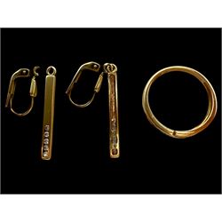 9ct gold stone set cross over ring and a pair of 9ct gold pendant earrings