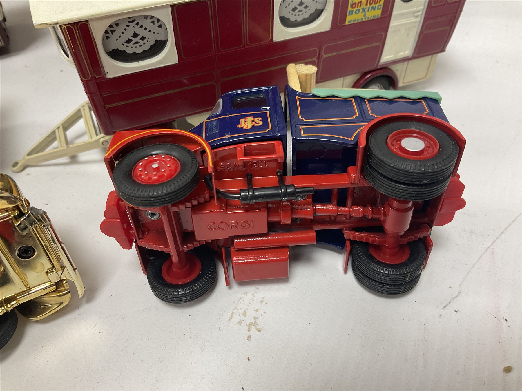 Corgi - various models both boxed and loose to include Dibnahs Choice 1 50 scale 80308, Classics 31702 and 97920, along with loose 1937 Rolls Royce 111 Sedance de Ville model, further mostly Showmans Range models and assembled fairground kits