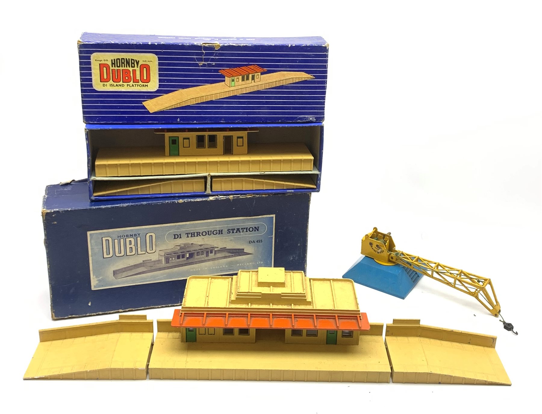 Hornby Dublo - D1 Through Station and D1 Island Platform, both boxed; and Dinky die-cast Goods Yard Crane No.752 (3)