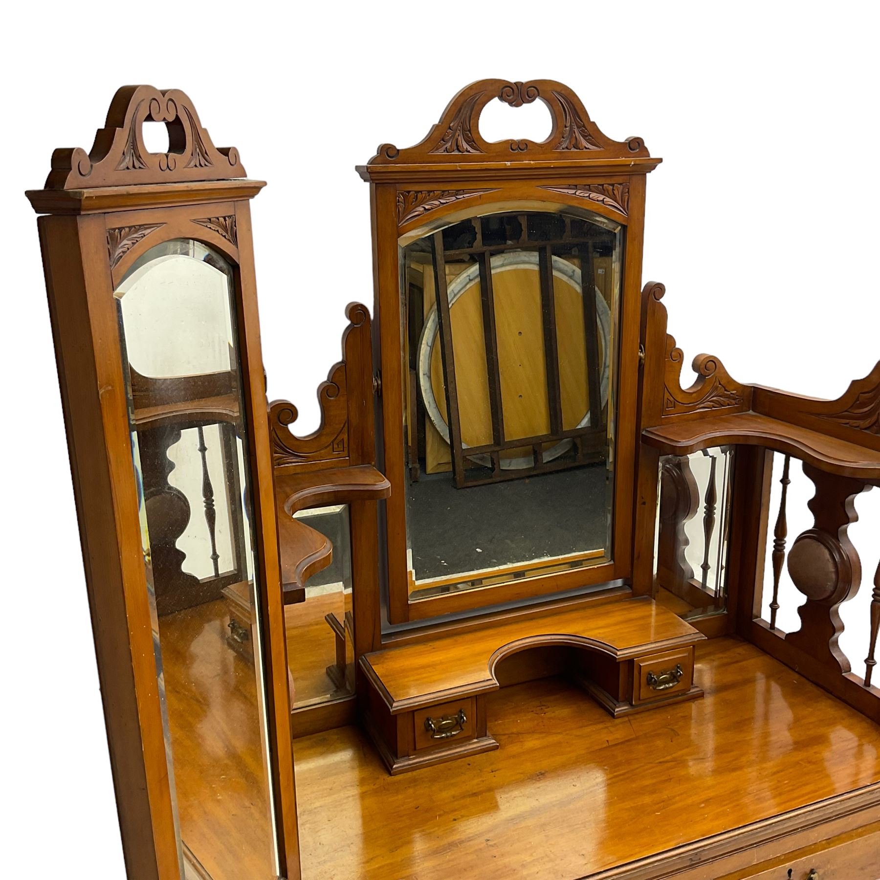 Edwardian satin walnut dressing chest, raised triple swing mirror back with trinket drawers, two short and two long drawers