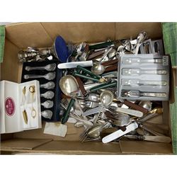 Quantity of metalware to include silver plated cutlery, mid century Viners green handled cutlery, boxed Crystal Clear Collectables bottle stopper, boxed Past Times posy placecard holders, other misc to include The Waverley Encylopaedia etc