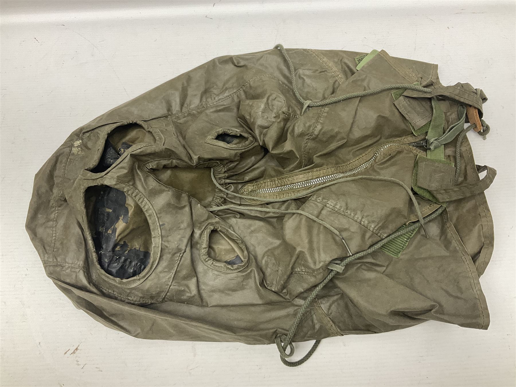 Falklands War - Argentine Special Forces beret with metal badge reputedly taken at Goose Green May 28th 1982 by Cpl. Hudson attached to 2 Para; together with an Argentine Gas Hood (2)