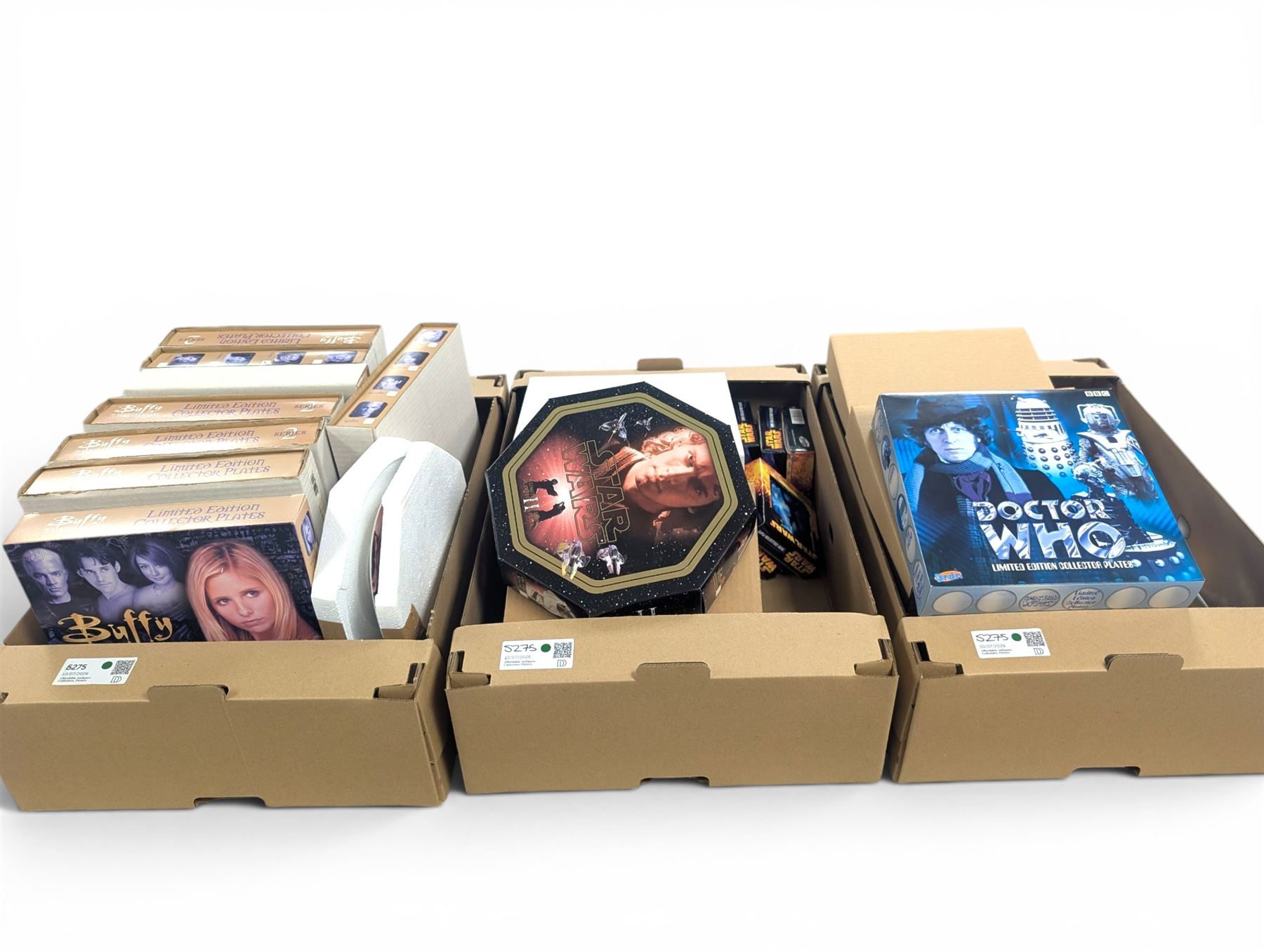 Limited edition collector's plates, including Doctor Who, Buffy the Vampire Slayer, Star Wars, Lord of the Rings and Star Trek examples, mostly boxed and some empty boxes