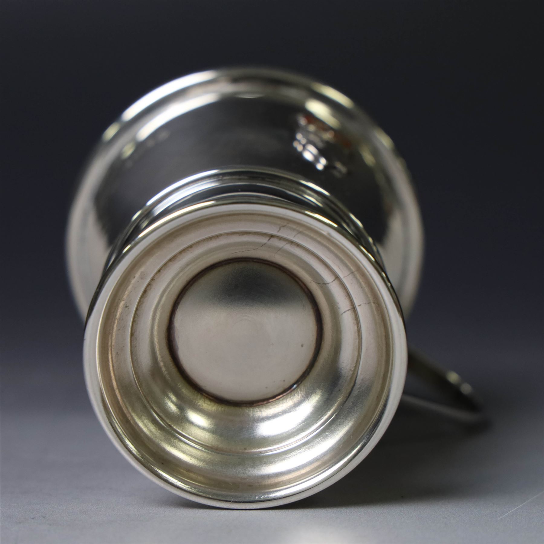 Silver Queen Elizabeth II Silver Jubilee mug, with silver and enamel profile of the Queen's head to one side, hallmarked W I Broadway & Co, Birmingham1977, H7.5cm, boxed