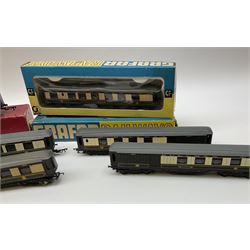 Graham Farish '00' gauge - six Pullman dining/brake dining cars, three in boxes; another boxed partly assembled dining car; four other part Pullman coaches for spares or repair; and a Transcontinental Dining Car in 'Wagon Lit Coach' box with similar part coach (13)