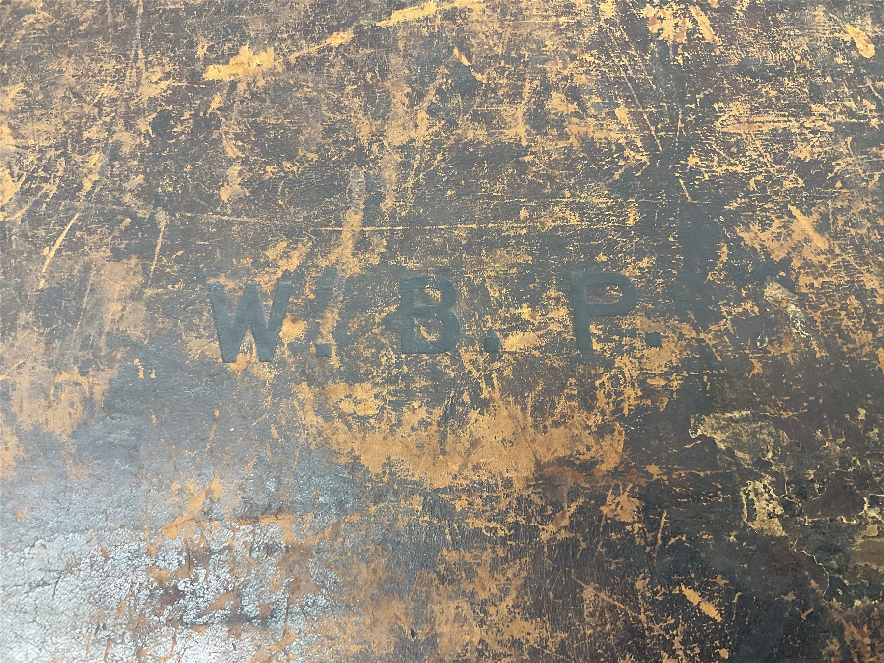 19th/early 20th century brass bound leather shotgun case with fitted interior to accommodate 72cm (28.25