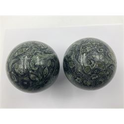 Pair kambaba jasper sphere, upon carved wooden bases, D10cm
