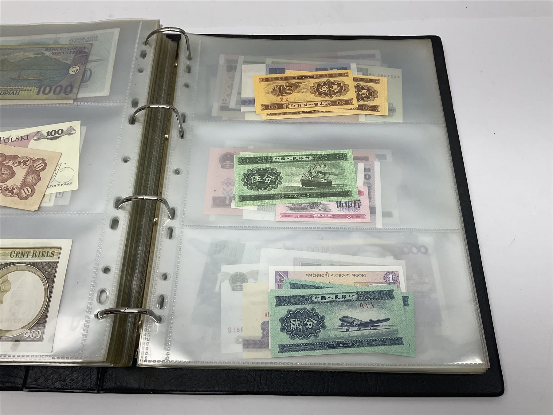 World and Great British banknotes to include Brazil, Canada, France, Germany, Ghana, Indonesia, Iraq, Hong Kong, Hungary, Japan, Vietnam, Zimbabwe, a collection of Chinese ‘Hell Money’, and quantity of ‘De La Rue Systems’ test notes, housed in ring binder and loose