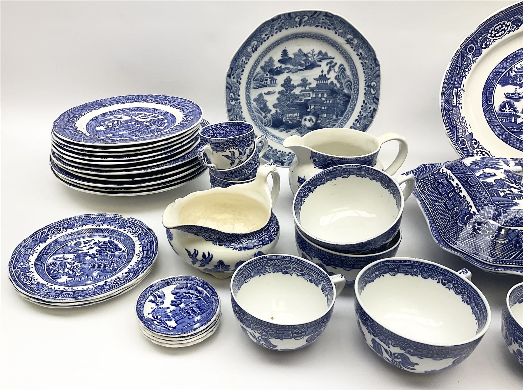 Late 18th/early 19th century Chinese export dinner plate, together with
Royal Venton Ware in Willow pattern, part dinner service, including two covered tureens, jug, six dinner plates, two serving platters, three serving platters, six dinner plates, seven side plates and seven dessert plates etc