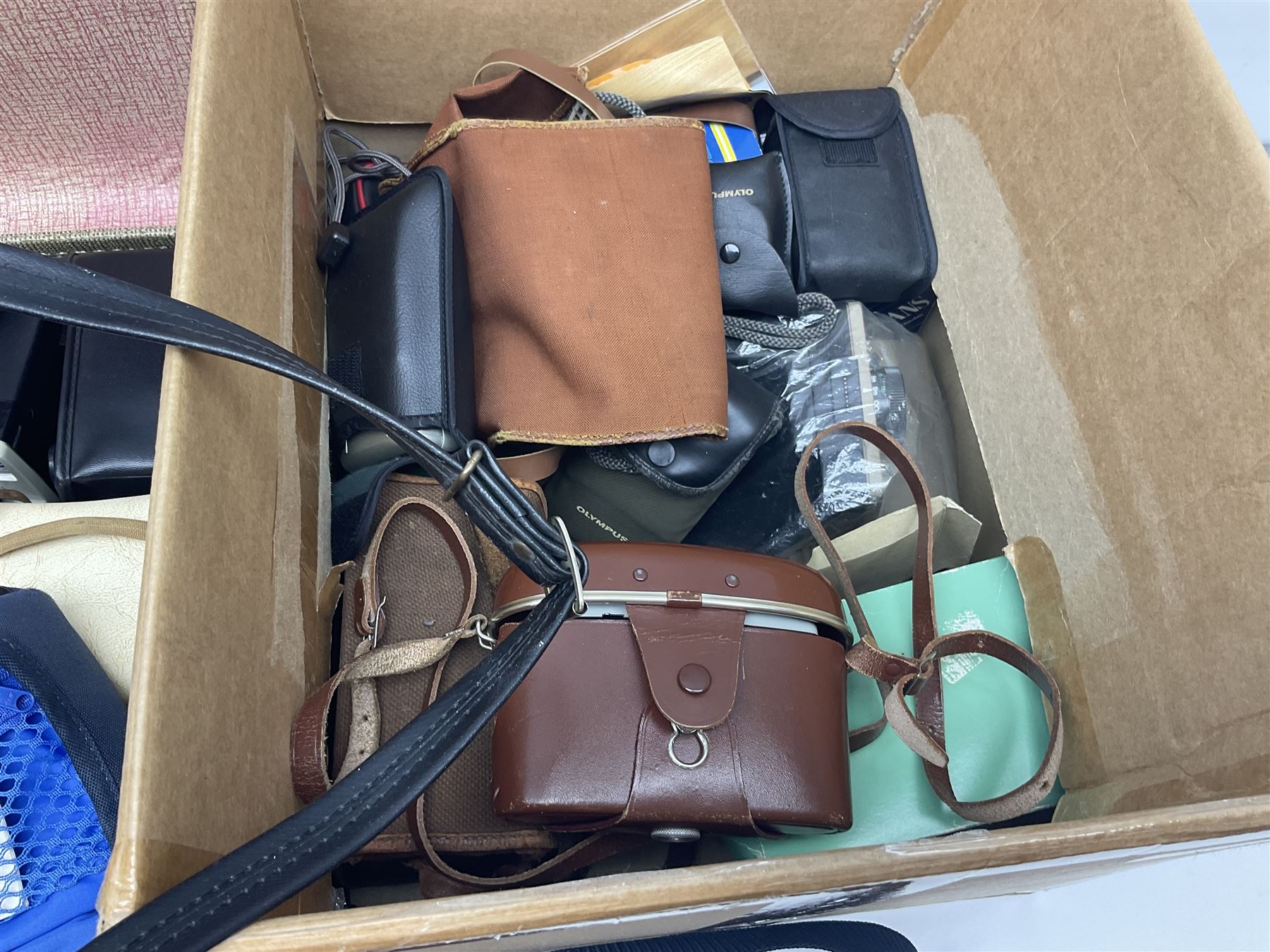 Quantity of cameras, to include Rollei 35 LED compact film camera, Praktica, Polaroid, etc