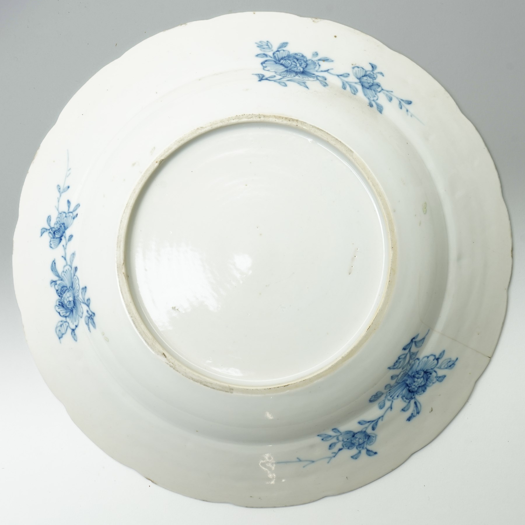 Set of five Chinese Qianlong period blue and white plates, D23cm 