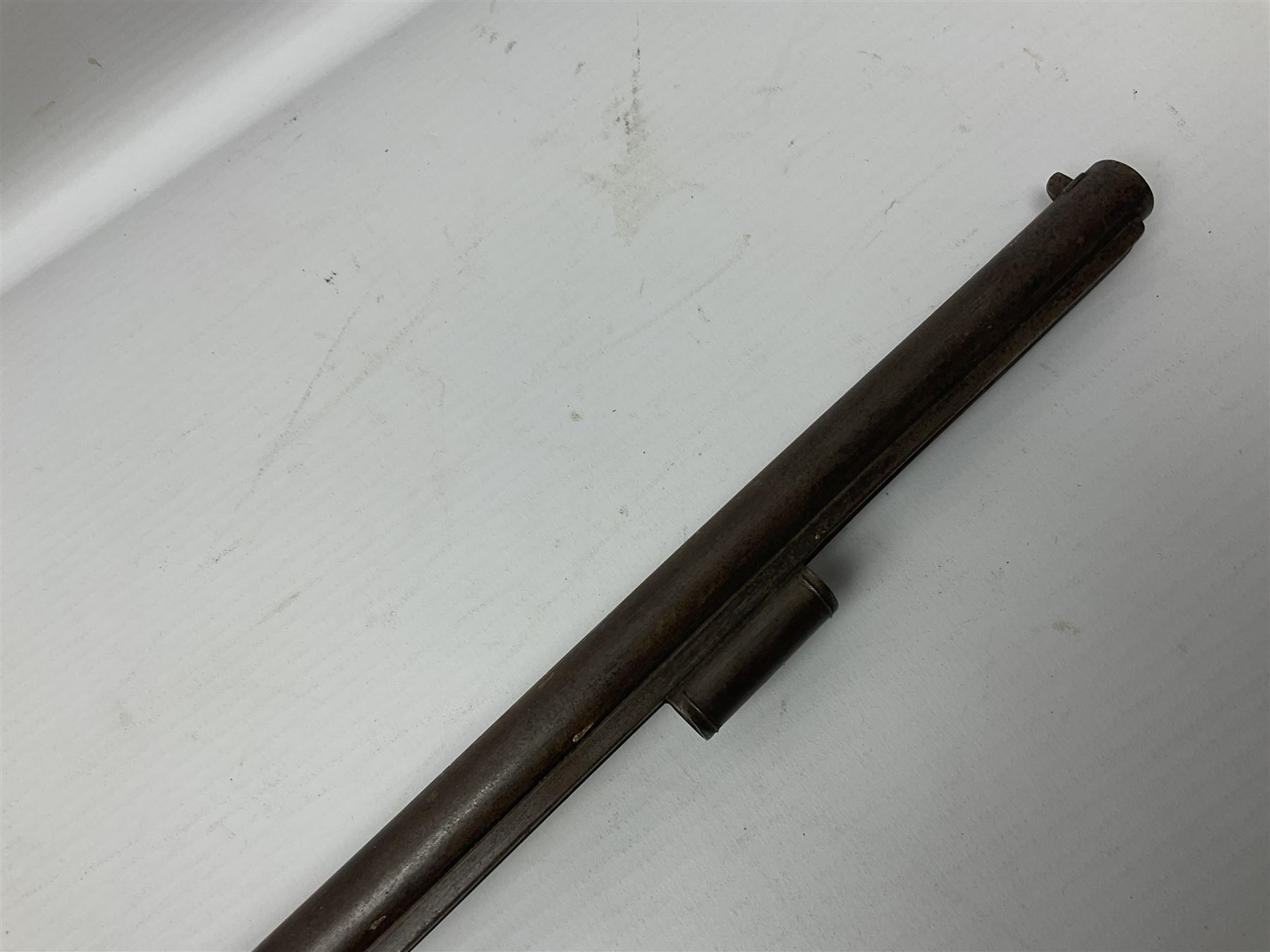 Late 18th/early 19th century Wallis (of Hull) muzzle loading air rifle with medially ribbed copper round ball reservoir, the 86cm (34