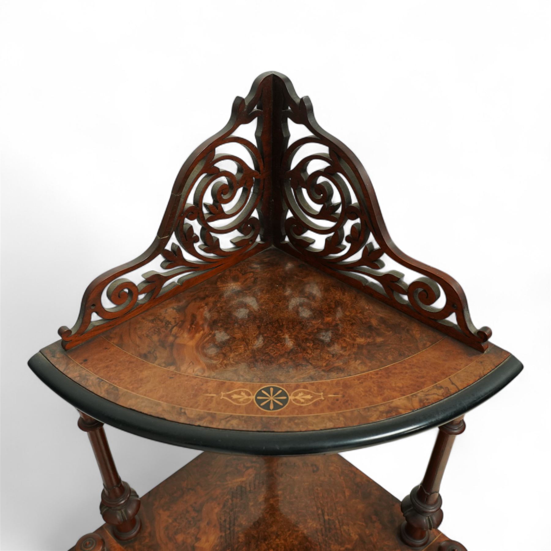 Late Victorian inlaid corner etagere with four tiers in figured walnut, top tier with pierced fretwork gallery above turned upright supports