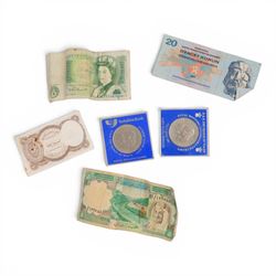 Collection of coins, banknotes and costume jewellery