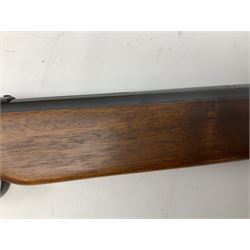 Gamo Magnum 2000 .22 air rifle with break barrel action and trigger guard safety, serial no.2106207 L109cm; in gun sling