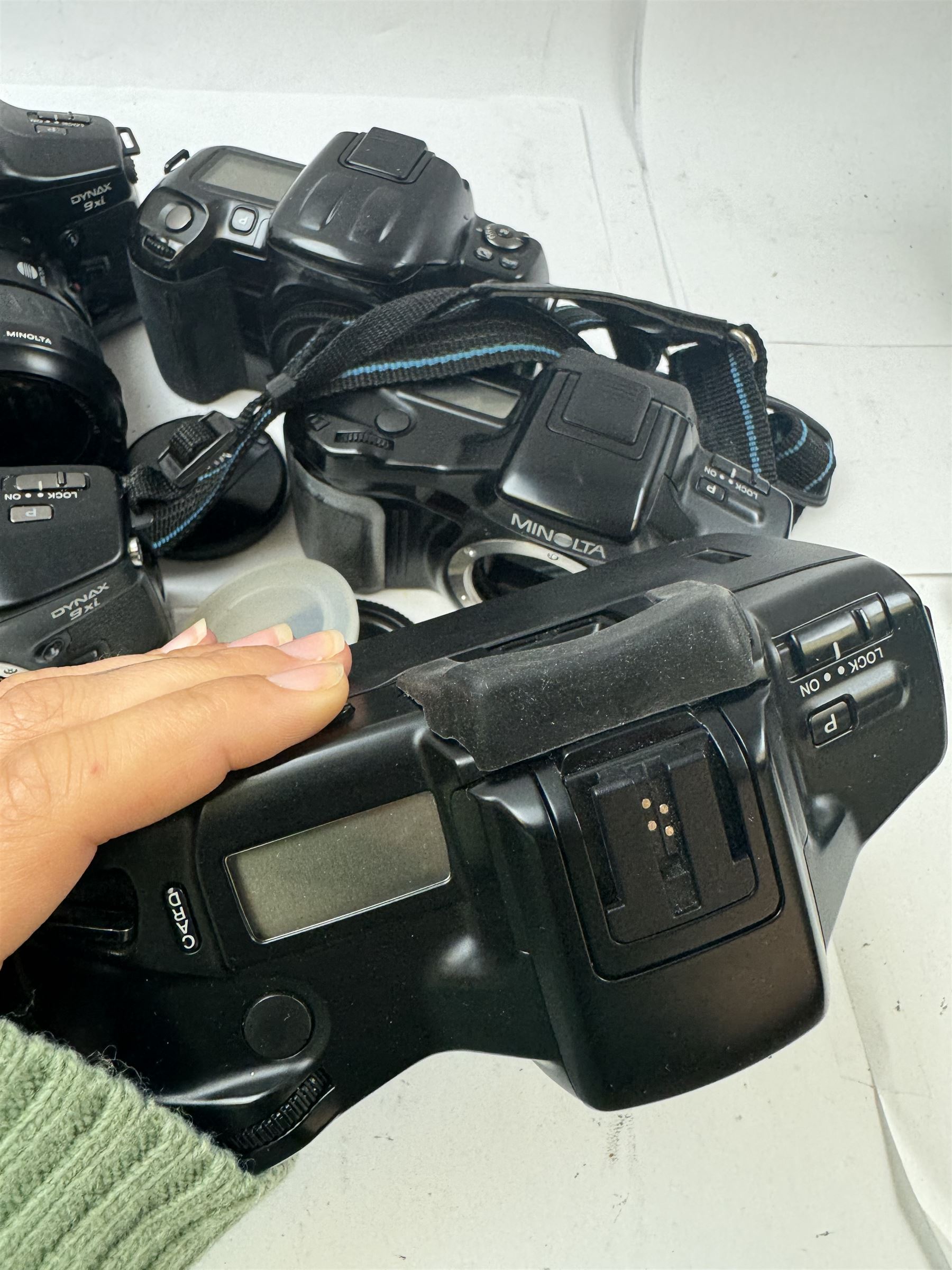 Six Minolta Dynax SLR camera bodies, comprising 800si serial no. 62703606, three 7xi examples, including one boxed example, serial nos. 20106944, 16123311 & 22107553, and two 9xi examples, serial no. 18209901 & 18202113, with three Minolta lenses, including Zoom xi 28-105mm 1:3.5(22)-4.5 lens, AF Zoom 28-85mm 1:3.5 (22)-4.5 lens and an AF Zoom 75-300mm 1:4.5(32)-5.6 lens, Hama carry case and other accessories