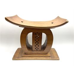 African headrest, carved with a circular support on a rectangular base, made of African hardwood H41.5cm.  