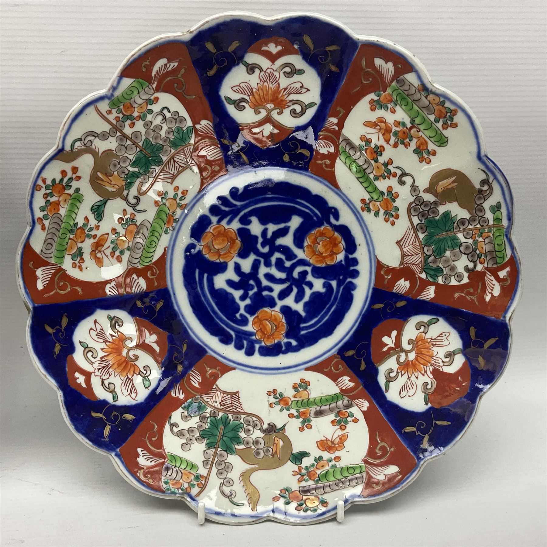 Three Japanese Imari chargers with scalloped edges, largest D38cm