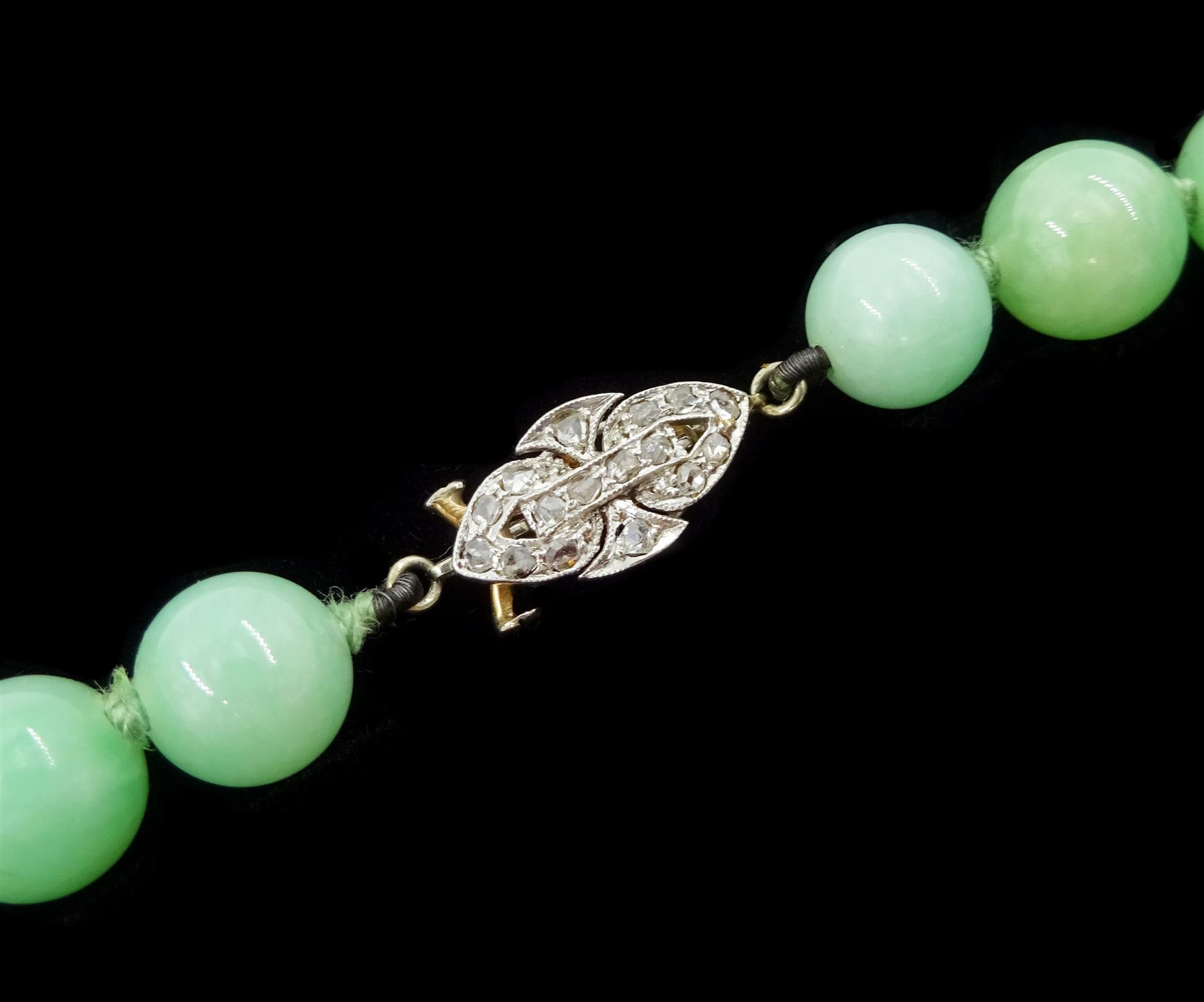 Single strand graduating jade bead necklace, with 15ct gold and platinum rose cut diamond clasp