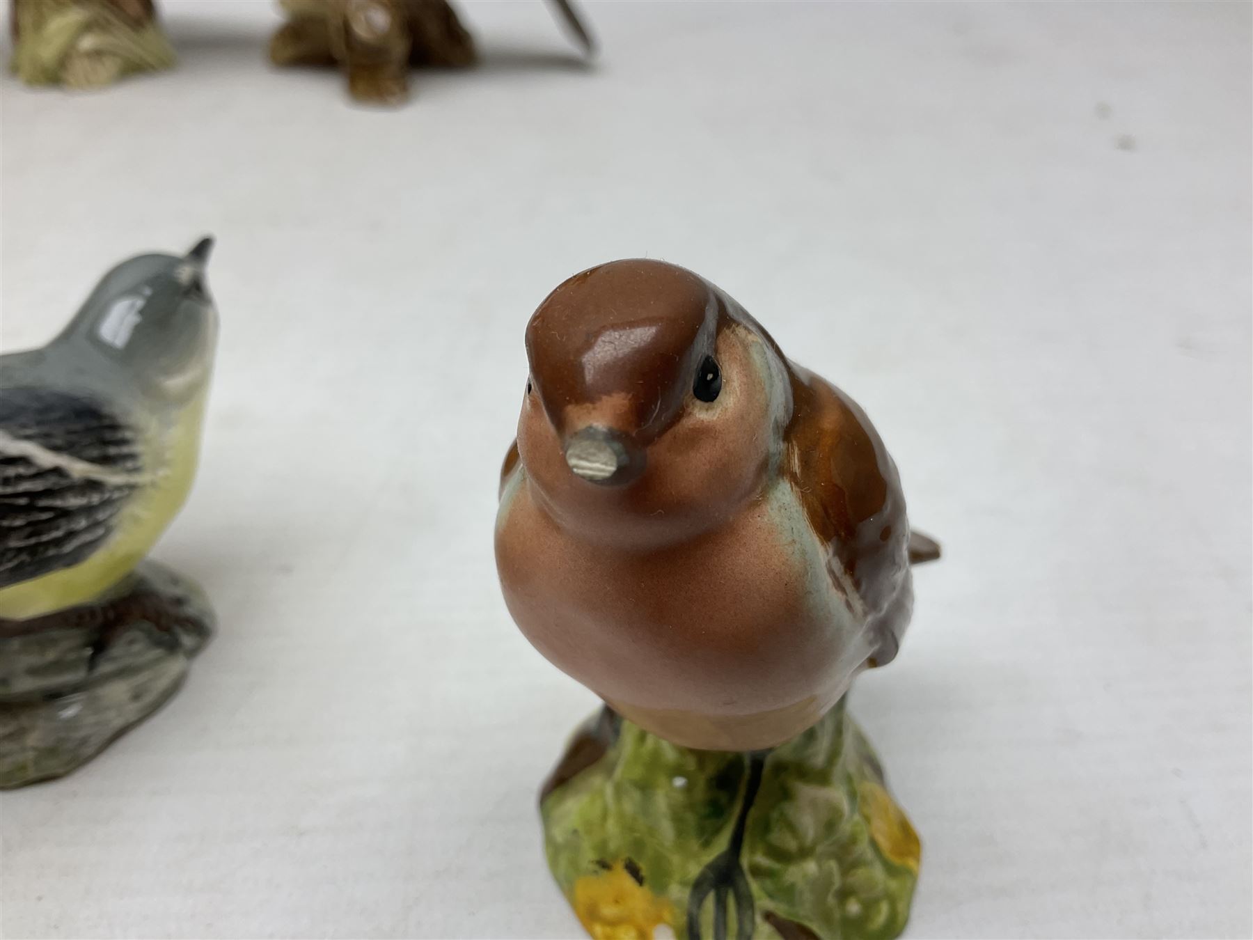 Group of Beswick figures of birds, comprising kingfisher no 2371, thrush no 2308, owl no 2026, and nine smaller bird figures to include greenfinch, wren etc
