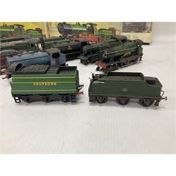 ‘00’ gauge - Airfix locomotive model kits comprising series 4 City of Truro kit and empty series 4 box, series 4 Mogul, two series 4 Harrow kits, all boxed; together with Rosebud Kitmaster Stirling kit and quantity of loose plastic locomotives and tenders from Airfix, Kitmaster, Ratio etc 