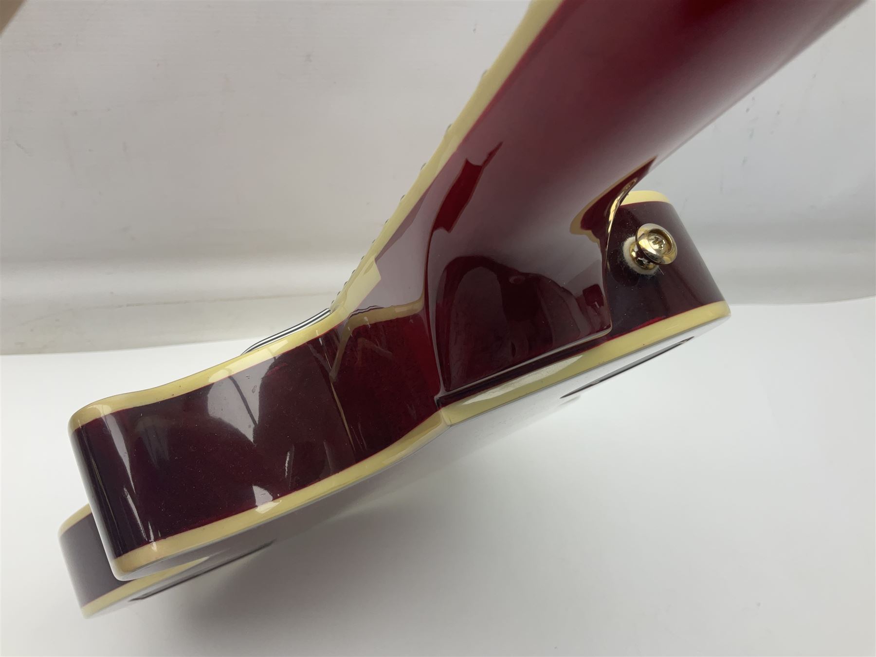 Epiphone Gibson Les Paul electric guitar c2004 with red sunburst finish, serial no.U02030418; L100cm; in fitted hard case