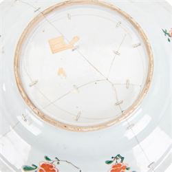  Kangxi period octagonal famille verte charger, decorated with birds and flowers, within a baorder of phoenixes and peonies, D32cm