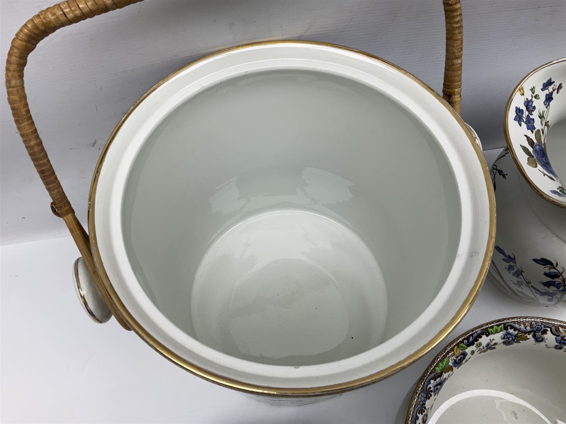 Copeland Spode toilet set in blue flower pattern, comprising wash jug, slop bucket, two soap dishes, toothbrush holder and chamber pot, slop bucket H28cm